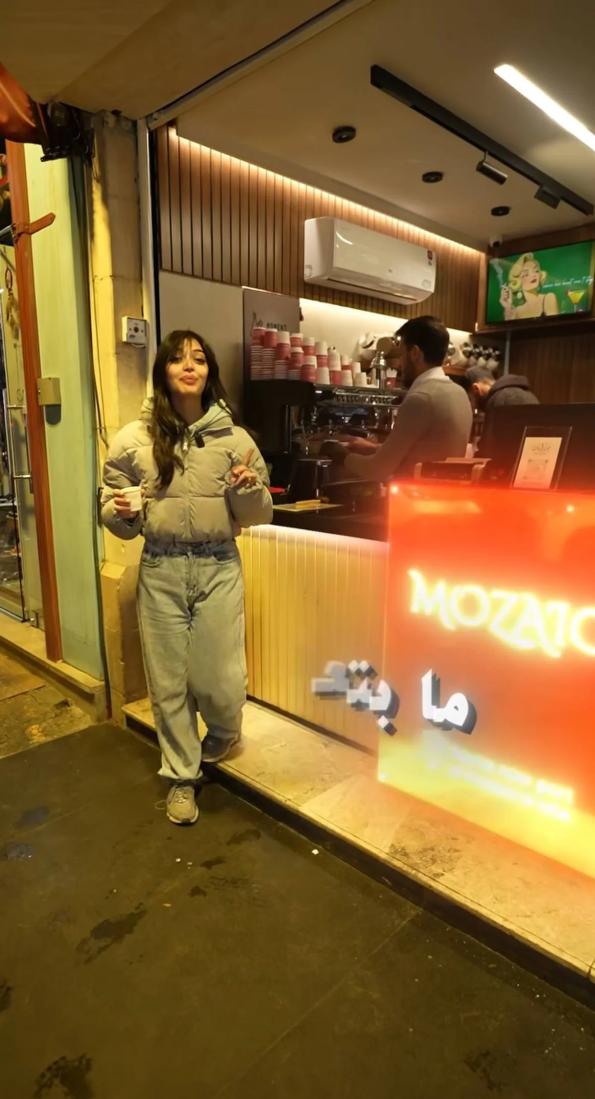 بار موزاييك المفتوح خلال شغل المساء بالشعلان